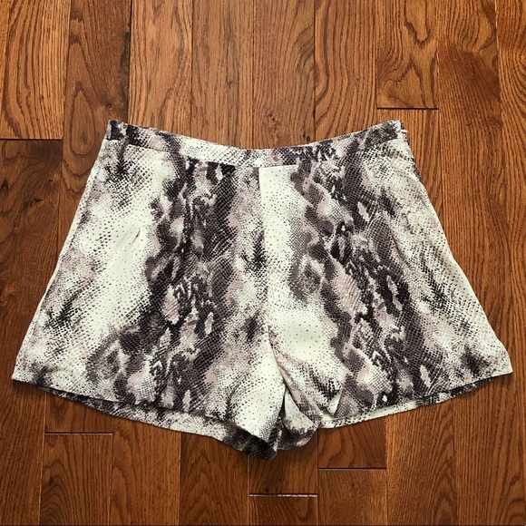 Gianni Bini Pants - NWT Gianni Bini size large snake print shorts